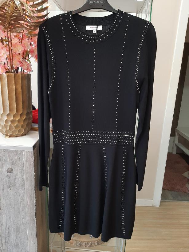 Vestido preto com detalhes com brilhantes