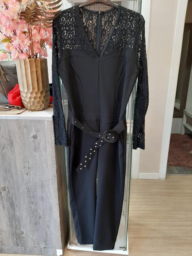 Macacão preto com renda nos ombros e nos braços