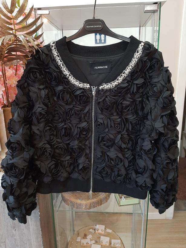 Casaco preto com flores