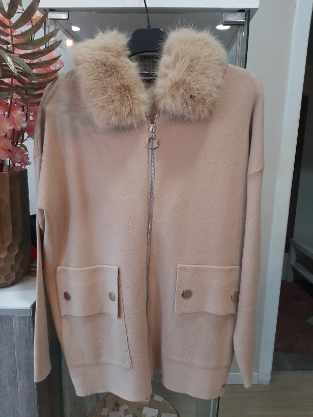 Casaco bege com capuz