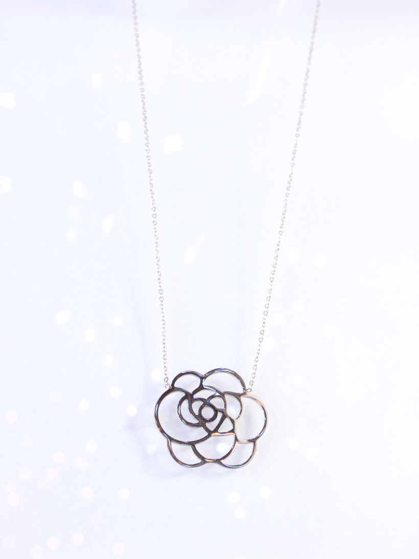 NASZYJNIK RODOWANA RÓŻYCZKA