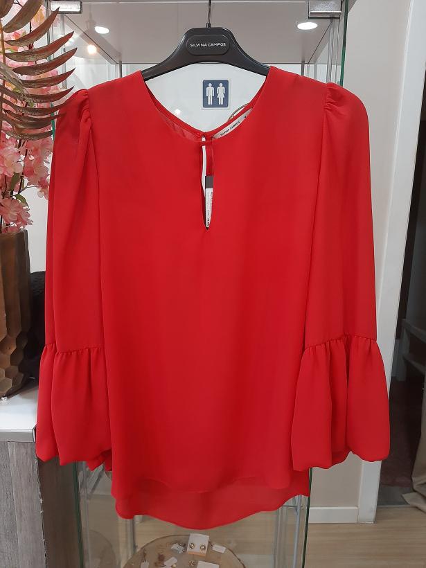 Blusa vermelha com folhos