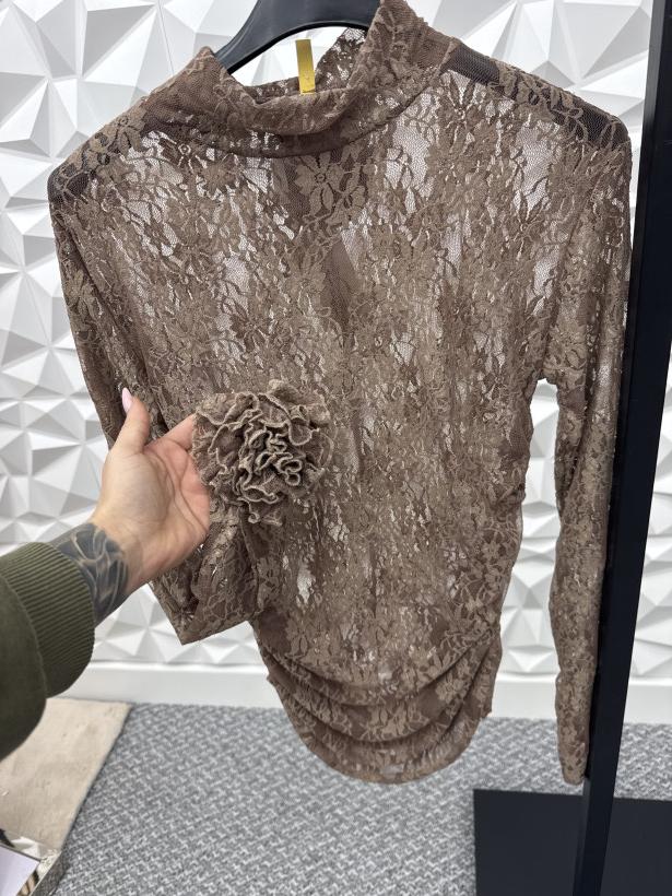 Bluzka  beżowa koronka z różyczką na rękawie