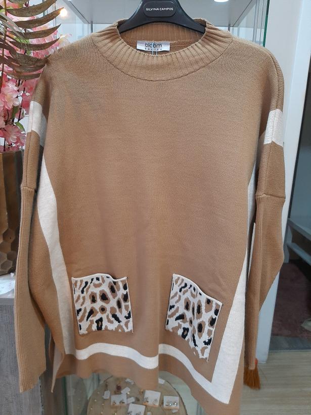 Camisola camel com bolsos de leopardo