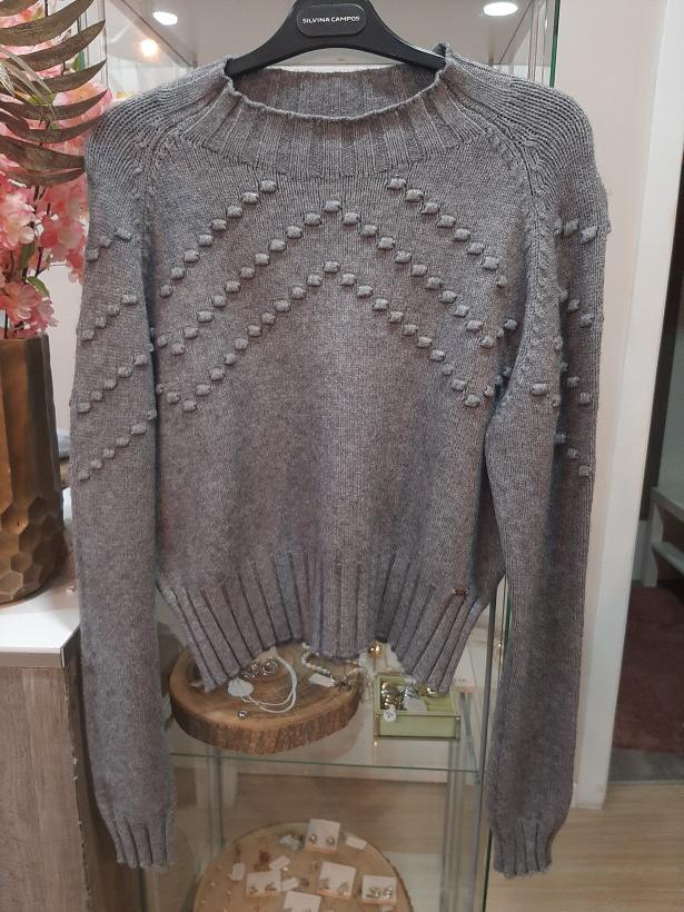 Camisola de malha cinzenta