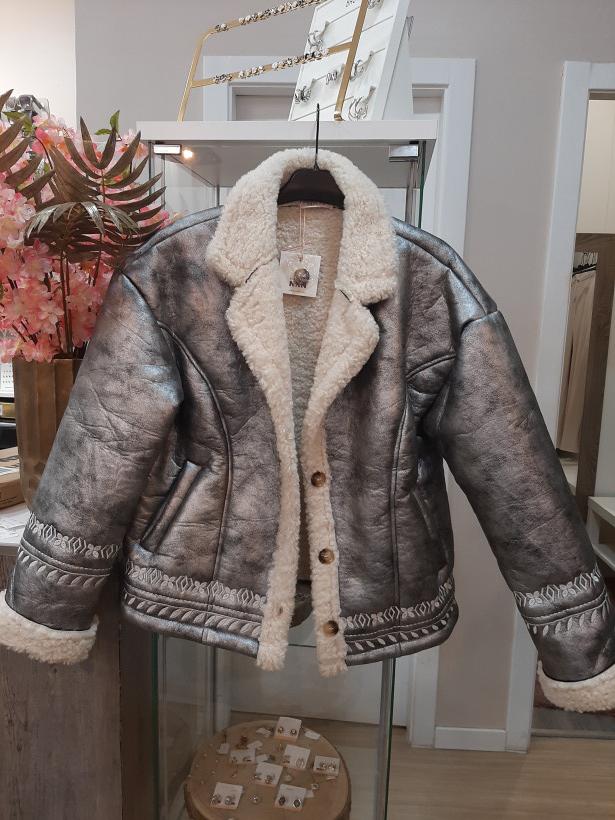Casaco metalizado com interior em pelo