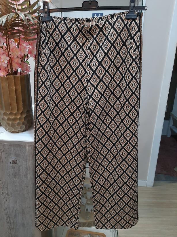 Calças com losangolos beges