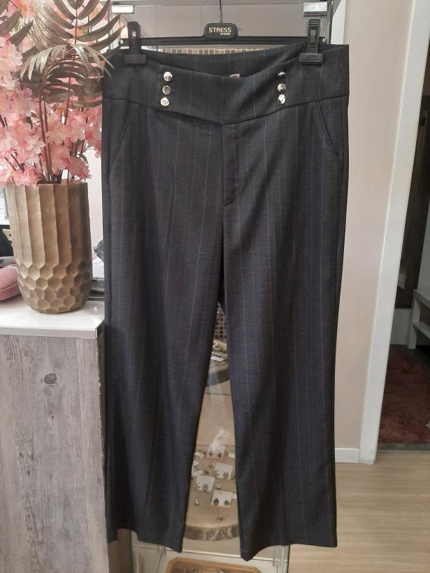 Calças cinzentas escuras