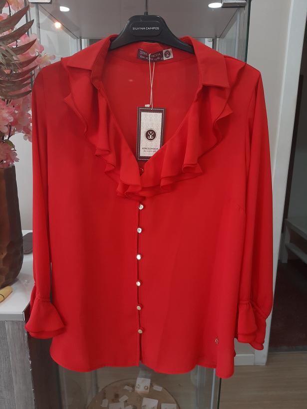 Blusa vermelha com folhos no decote