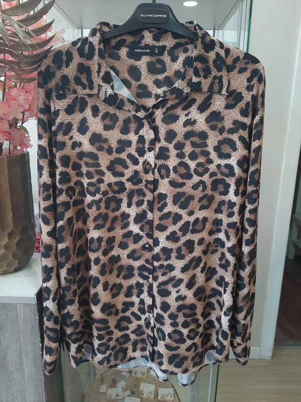 Camisa com padrão de leopardo
