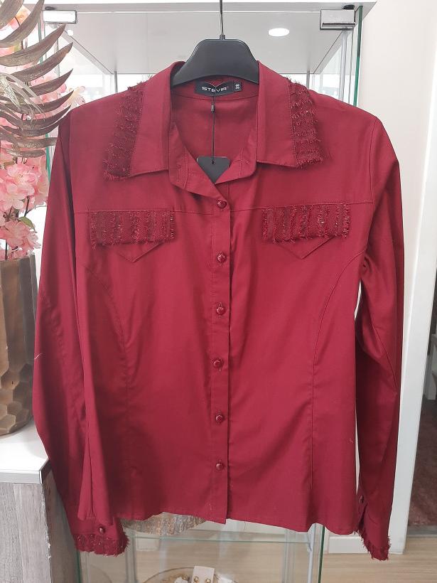 Camisa bordeaux com detalhes brilhantes