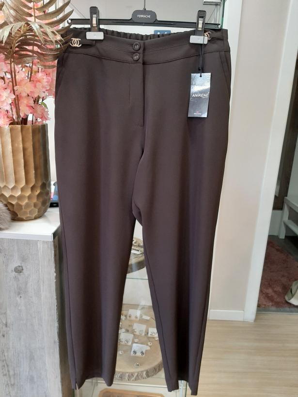 Calças castanhas escuras com dois botões