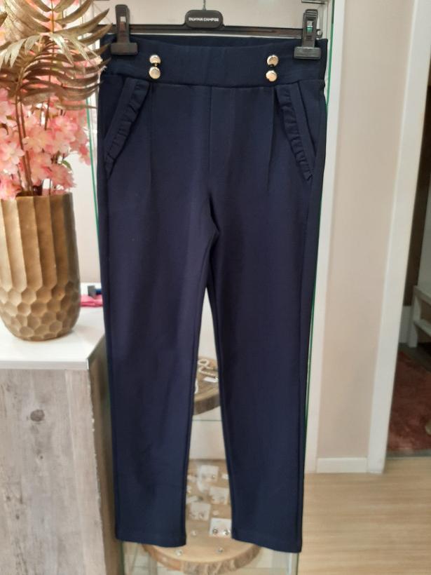 Calças azuis escuras com um folho nos bolsos