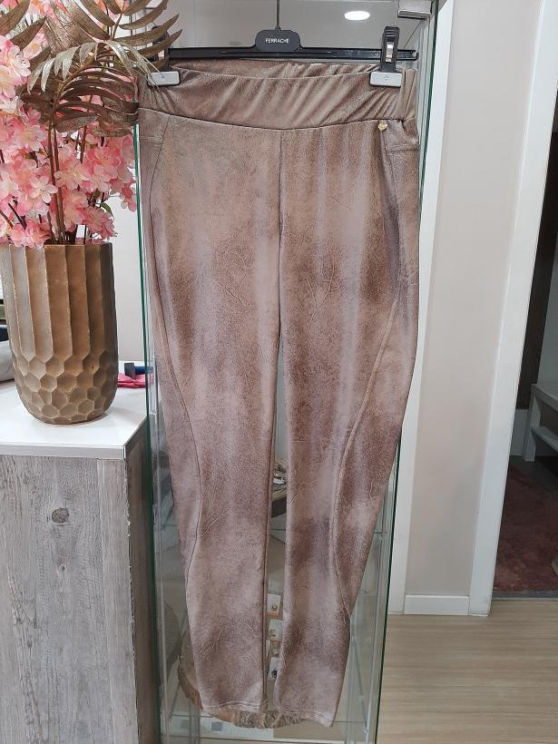 Calças castanhas justas