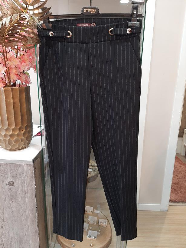 Calças pretas com riscas