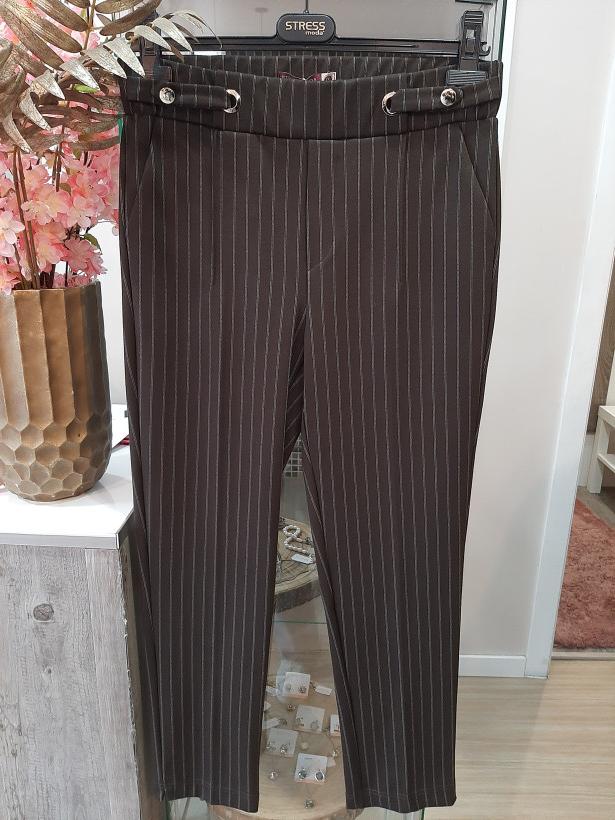 Calças castanhas com riscas