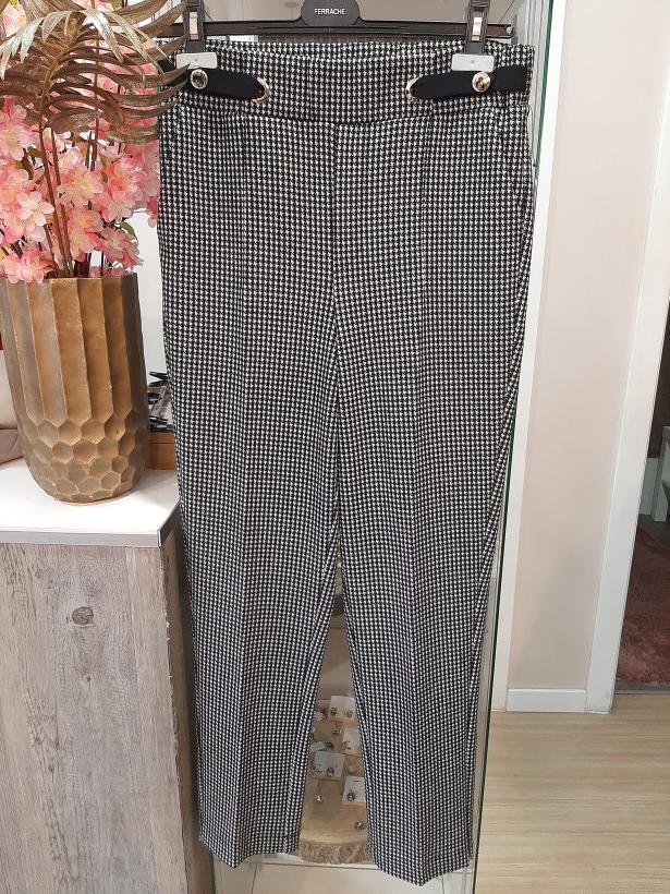 Calças pretas e brancas