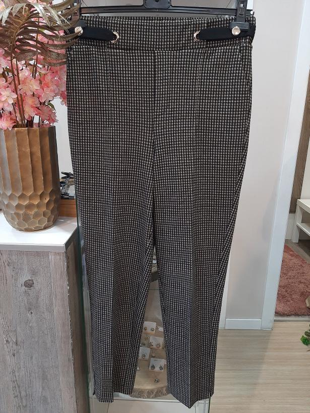 Calças beges e pretas