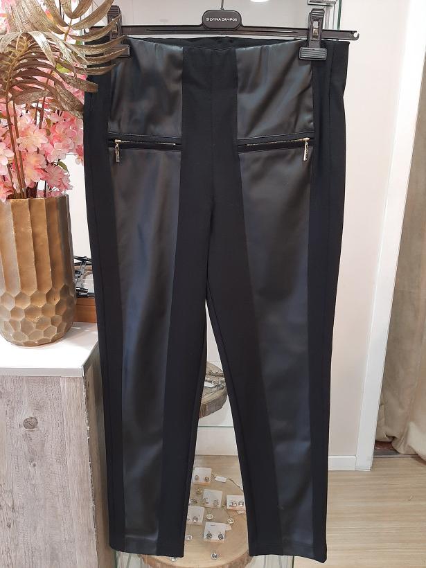 Calças pretas com uma parte tipo pele