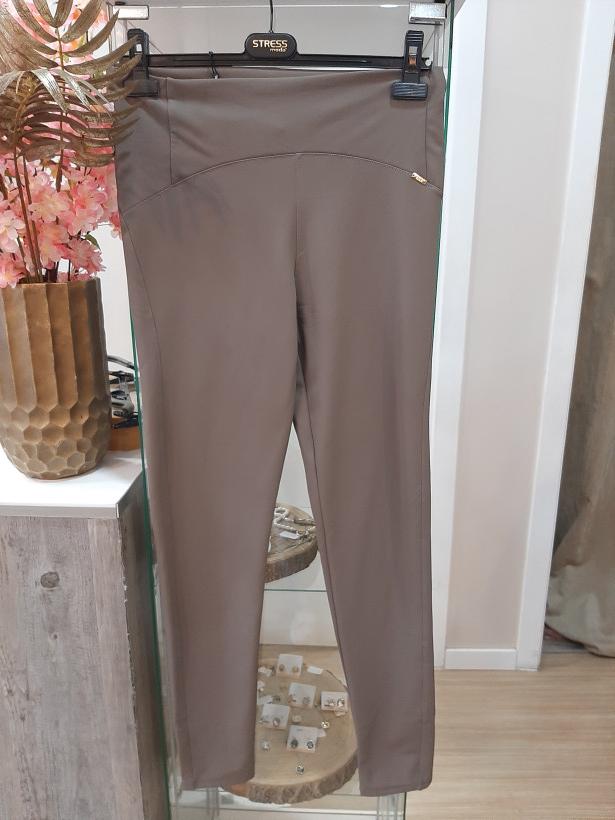 Calças castanhas claras justas