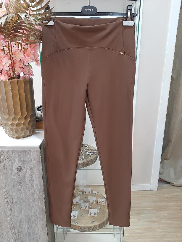 Calças castanhas justas