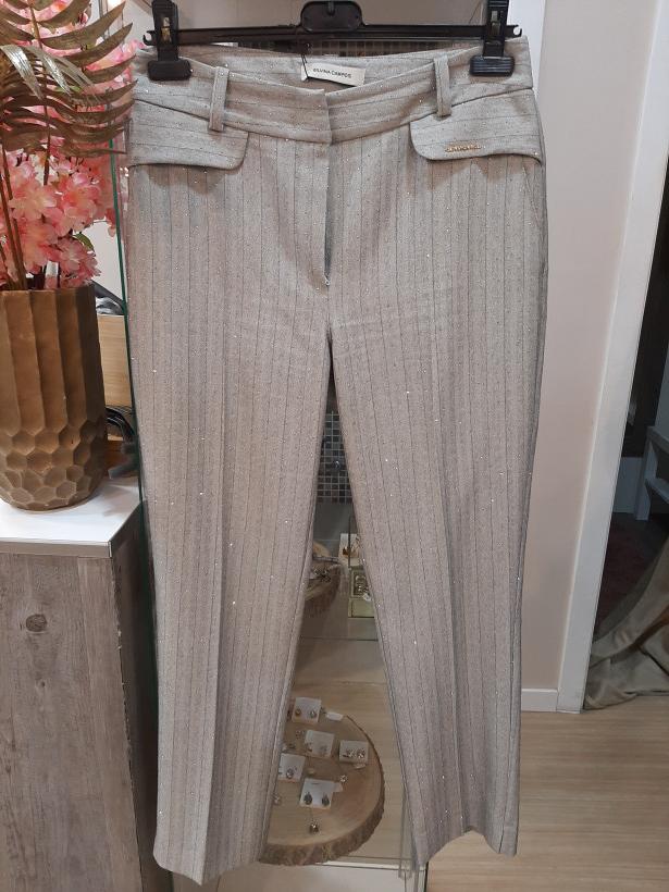 Calças cinzentas com brilhantes