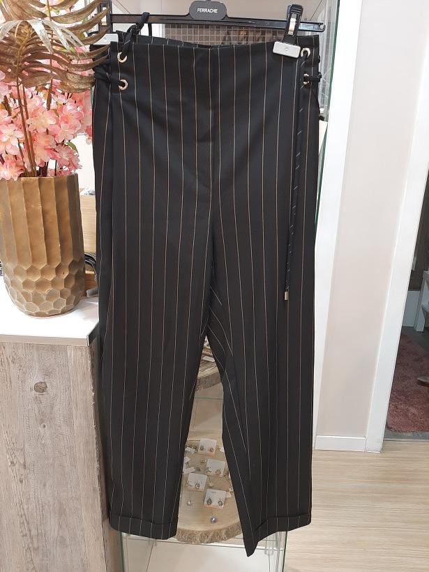 Calças pretas com riscas