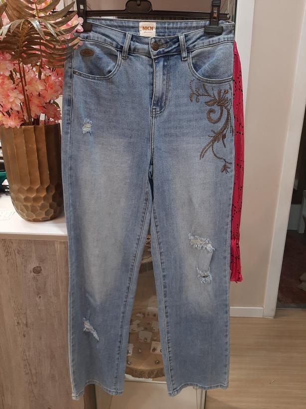 Calças com bordado