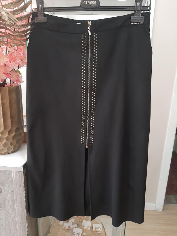 Saia preta com bolinhas douradas