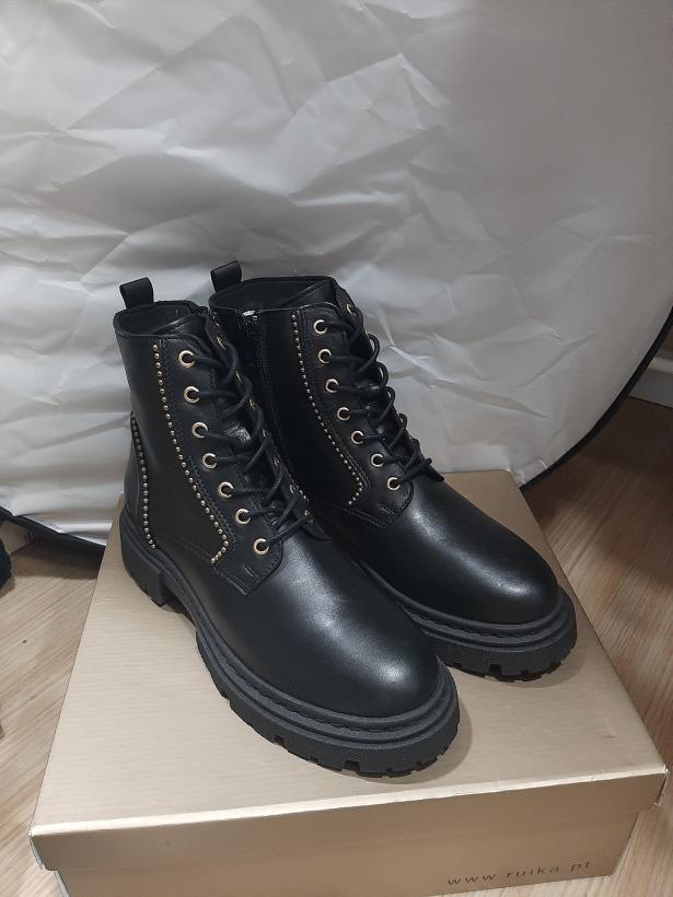 Botim preto com detalhes douradoa