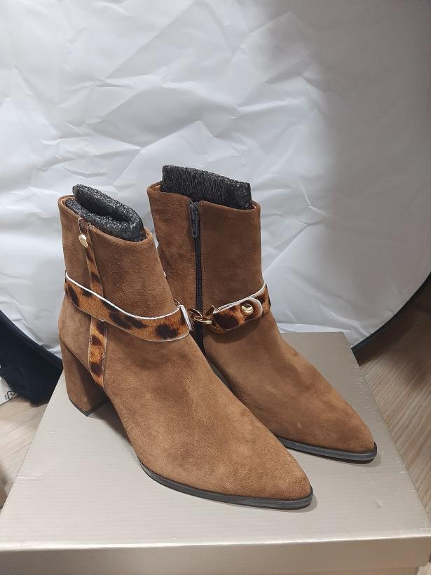 Botas camel com pelo de tigre