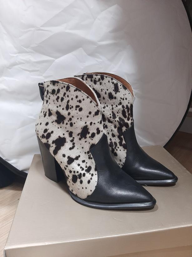 Botas com padrão de vaca