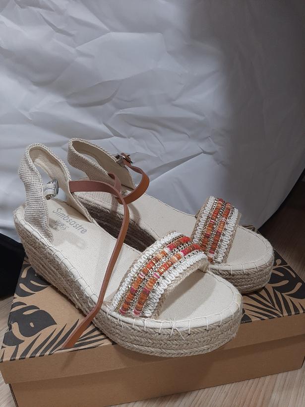 Sandálias de plataforma com detalhes em branco e laranja