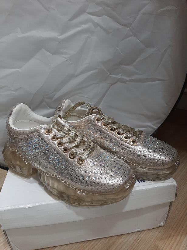 Sapatilhas com brilhantes e atacadores dourados