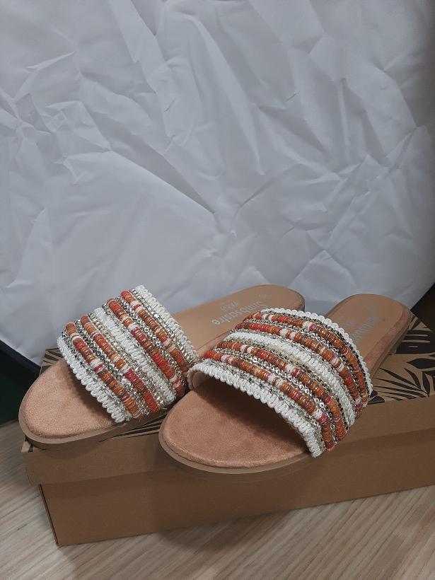 Sandálias rasteiras com detalhes em branco e laranja