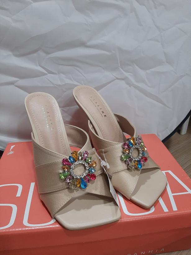 Sandálias de salto alto beges com pedras brilhantes