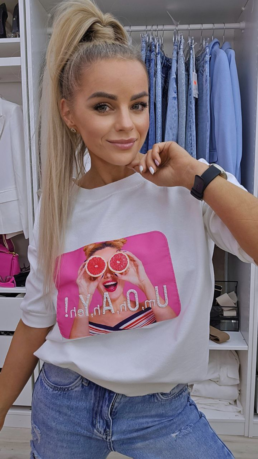 Bluza śmietankowa krótki rękaw z aplikacją Pani z różowymi grejpfrutami