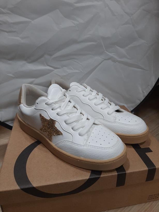 Sapatilhas brancas com estrela dourada