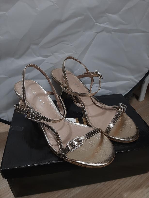 Sapatos altos dourados