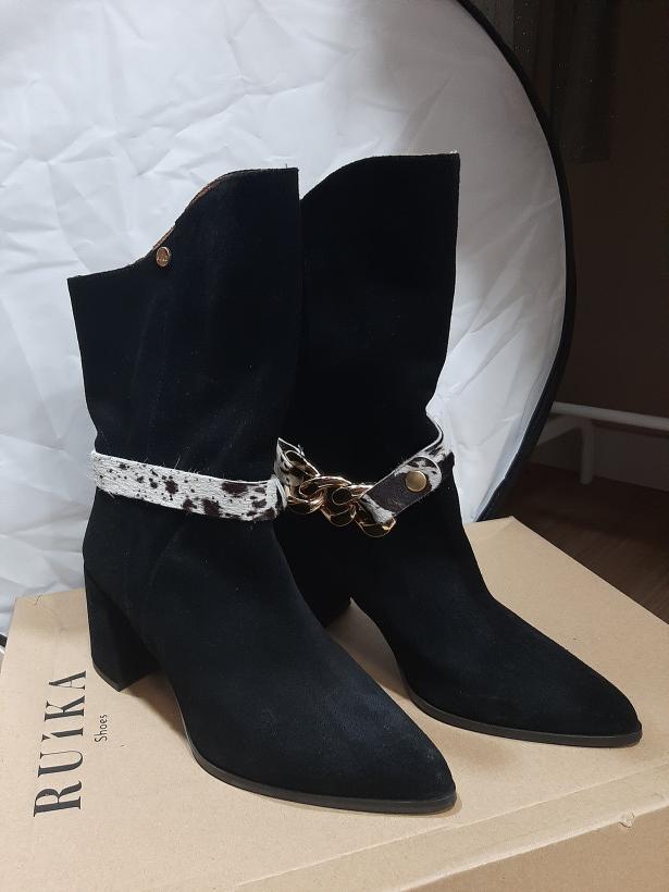 Botas pretas com pelo de vaca
