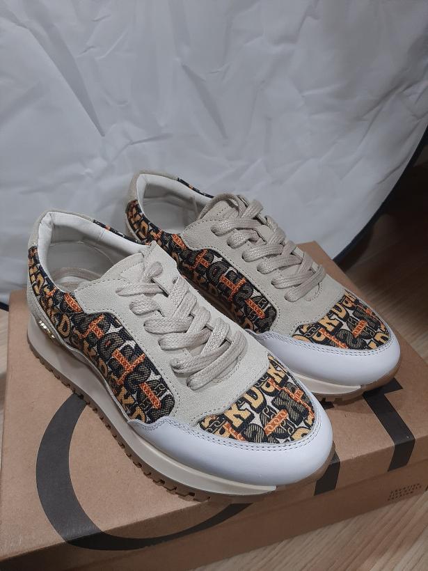 Sapatilhas com letras