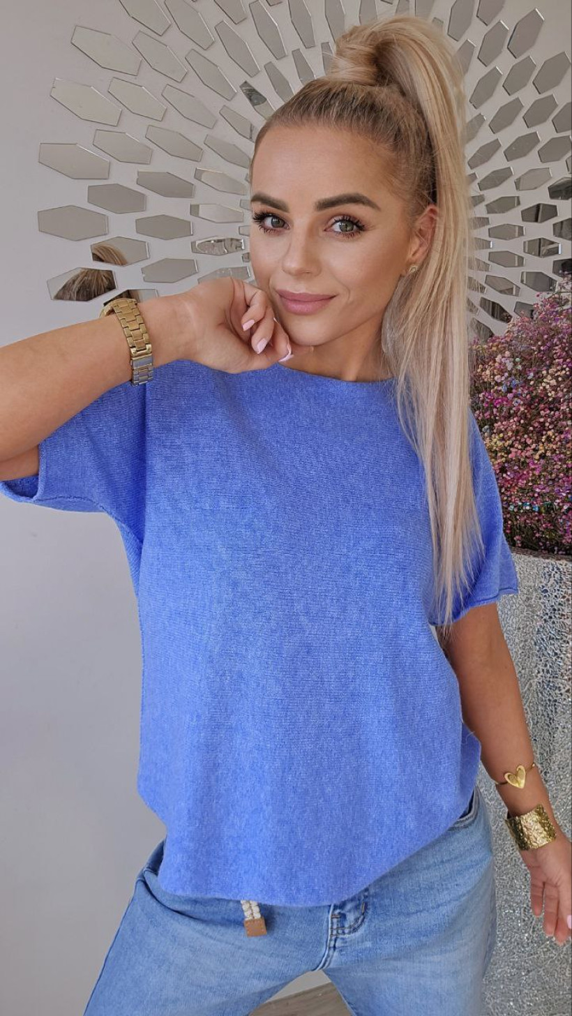 sweter krótki rekaw na nim przeszycie kolor niebieski