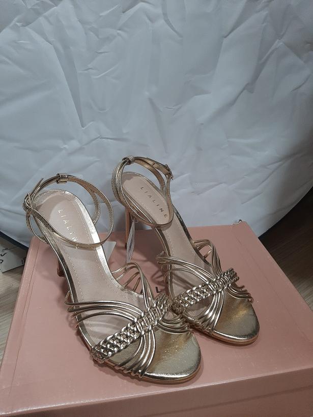 Sapatos altos dourados