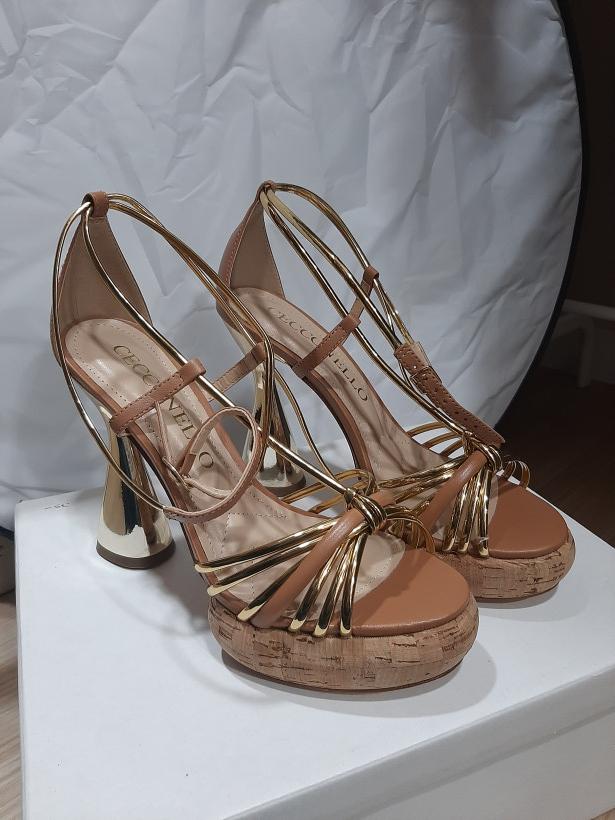 Sandálias castanhas e douradas com salto