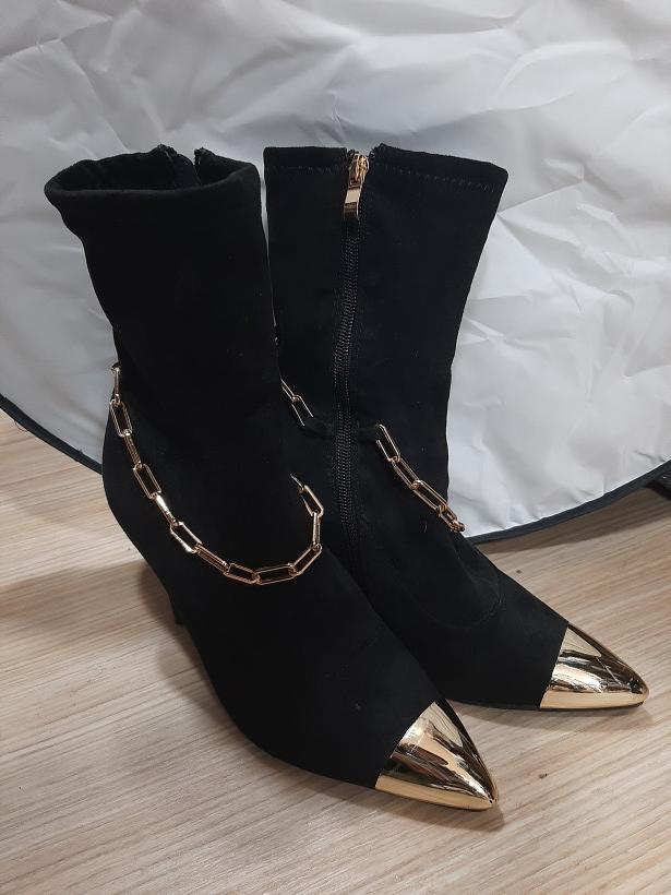 Botas pretas de cano médio com detalhes a dourado