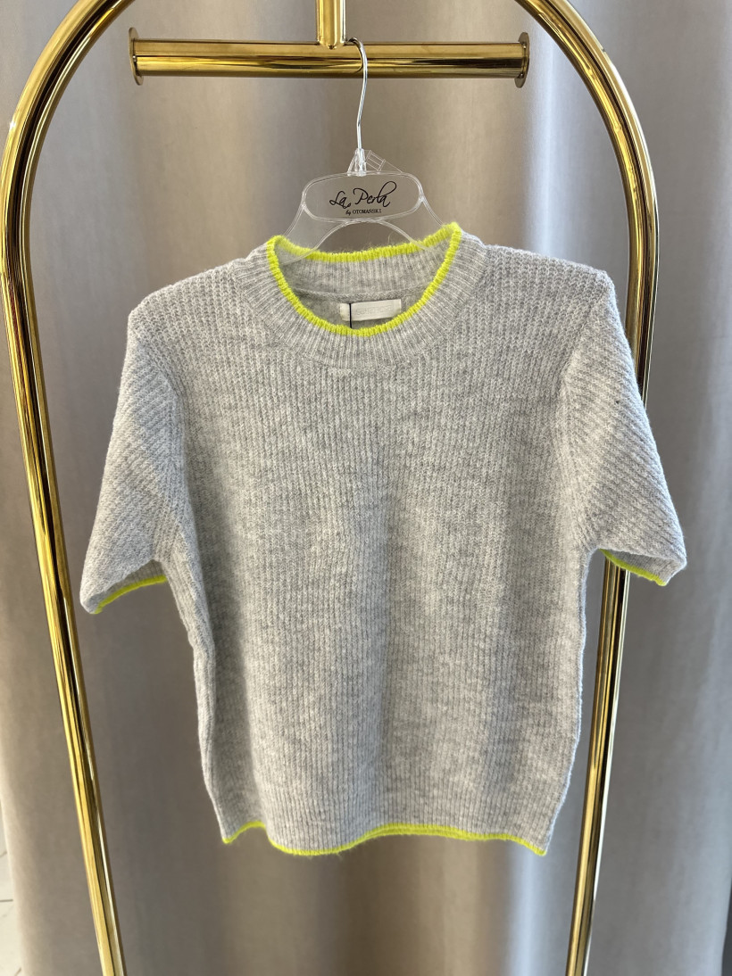 ROSE SWETEREK KRÓTKI RĘKAW SZARY Z LIMONKĄ