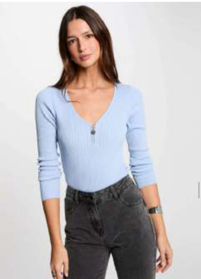 Camisola canelada azul com fecho no decote