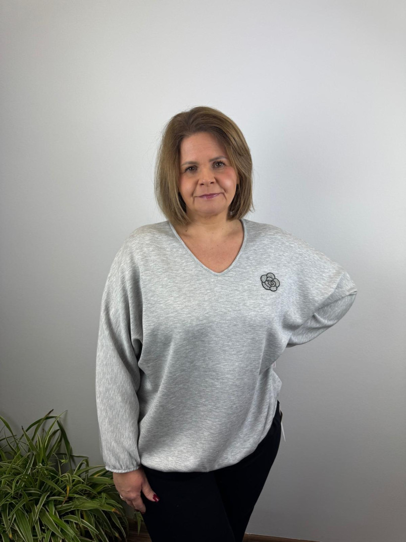 Bluza nietoperz w serek, aplikacja kwiatuszek - denny - 8878 - popiel melanż