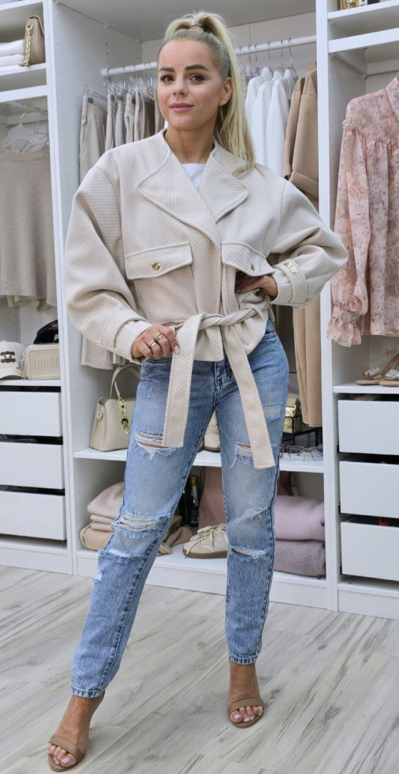 Kurtka krótka beżowa z klapami /dwie duże kieszenie /wiązana paskiem