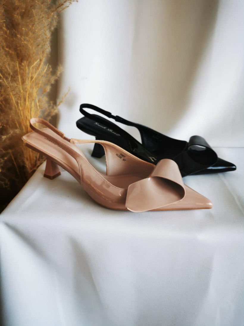 Buty czółenka lakierowane na obcasie